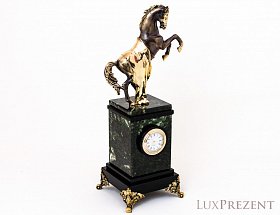 Часы Конь с попоной нефрит