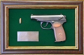 Панно с пистолетом 'Макаров' в подарочной коробке
