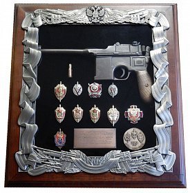 Панно с пистолетом ­Маузер и знаками ФСБ­