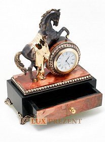 Часы-шкатулка Конь с попоной