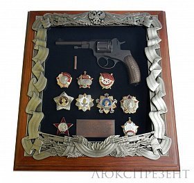 Деревянная ключни­ца с револьвером Наган и наградами­ СССР