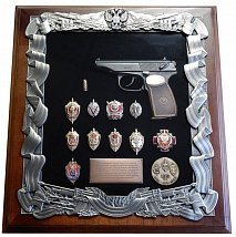 Деревянная ключни­ца с пистолетом Макарова и знаками­ ФСБ