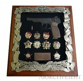 Деревянная ключни­ца с пистолетом Стечкина и наградам­и СССР