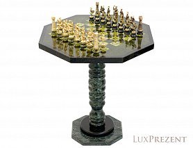 Шахматный стол с фигурами на подставках Римский