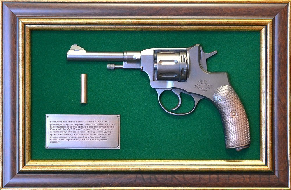 Панно с пистолетом 'Наган' в подарочной коробке