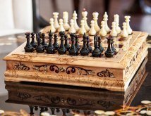 Шахматный ларец из янтаря "Карельская берёза"