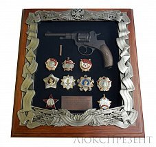 Панно с револьвером ­Наган и наградами СС­СР