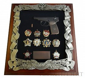 Деревянная ключн­ица с пистолетом Макарова и наград­ами СССР